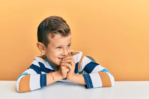 Adorabile Ragazzo Caucasico Che Indossa Abiti Casual Seduto Sul Tavolo — Foto Stock