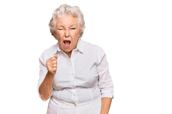 Старшая Седовласая Женщина Обычной Одежде Сердитая Безумная Поднимающая Кулак Расстроенная — стоковое фото