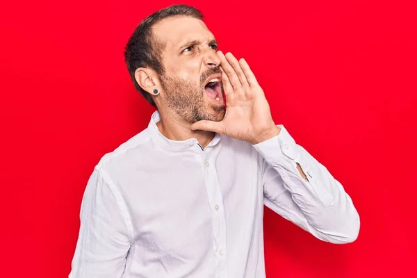 Giovane Bell Uomo Che Indossa Vestiti Casual Gridando Urlando Forte — Foto Stock