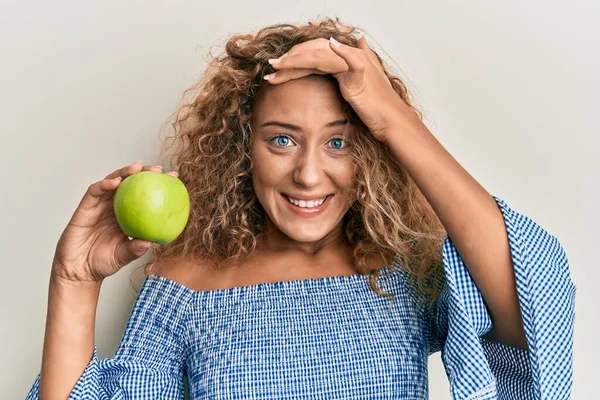 Krásná Kavkazský Teenager Dívka Drží Zelené Jablko Zdůraznil Frustrovaný Rukou — Stock fotografie