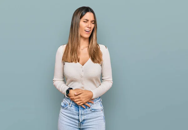 Jonge Vrouw Draagt Casual Kleding Met Hand Maag Omdat Misselijkheid — Stockfoto