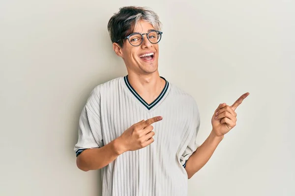 Gündelik Kıyafetler Giyen Gözlüklü Gülümseyen Kameraya Bakan Genç Spanyol Bir — Stok fotoğraf