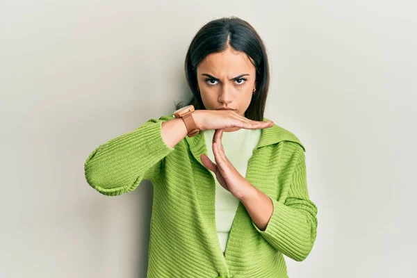 Joven Morena Vestida Con Ropa Casual Haciendo Gestos Tiempo Fuera — Foto de Stock