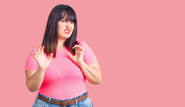 Joven Mujer Talla Grande Con Ropa Casual Expresión Disgustada Disgustada — Foto de Stock