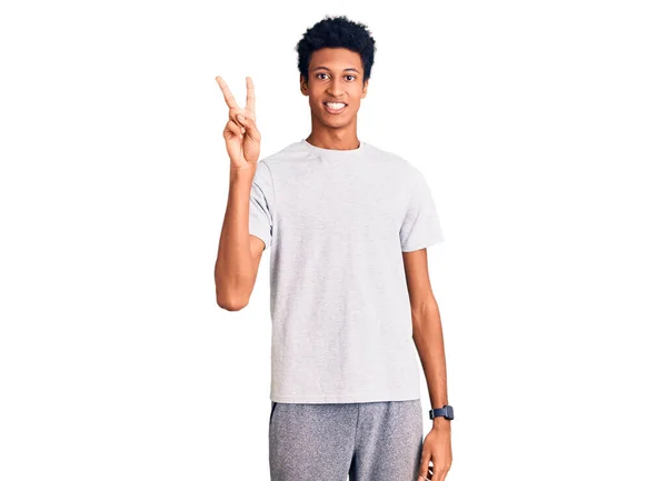 年轻的非洲裔美国人穿着休闲装 手指点点 面带微笑 自信而快乐 — 图库照片