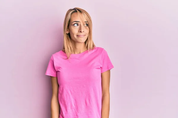 Hermosa Mujer Rubia Vistiendo Camiseta Rosa Casual Sonriendo Mirando Lado —  Fotos de Stock