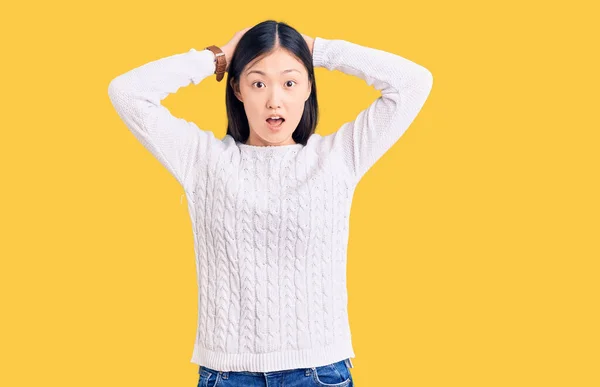 Młoda Piękna Chinka Ubrana Luźny Sweter Szalona Przerażona Rękami Głowie — Zdjęcie stockowe
