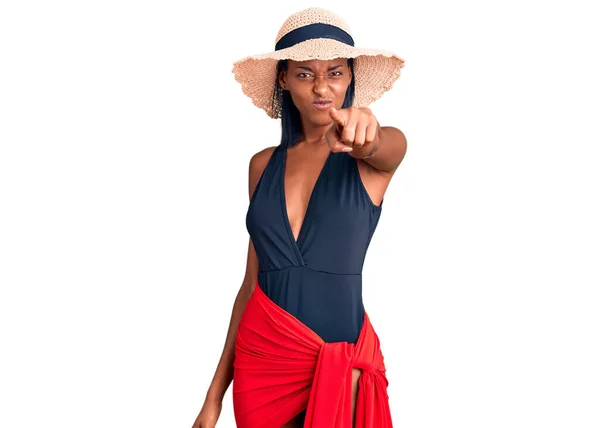 Joven Mujer Afroamericana Con Traje Baño Sombrero Verano Señalando Disgustado —  Fotos de Stock