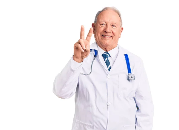 Homem Cabelos Grisalhos Bonito Sênior Usando Casaco Médico Estetoscópio Sorrindo — Fotografia de Stock