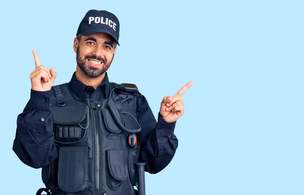 Joven Hispano Vestido Con Uniforme Policía Sonriendo Confiado Señalando Con —  Fotos de Stock