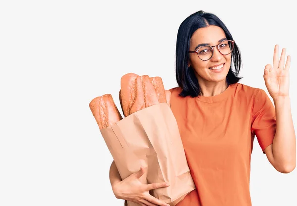 Joven Hermosa Mujer Latina Con Gafas Sosteniendo Bolsa Papel Con —  Fotos de Stock