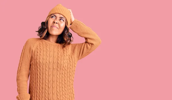 Jonge Mooie Gemengde Ras Vrouw Dragen Wol Trui Winter Hoed — Stockfoto