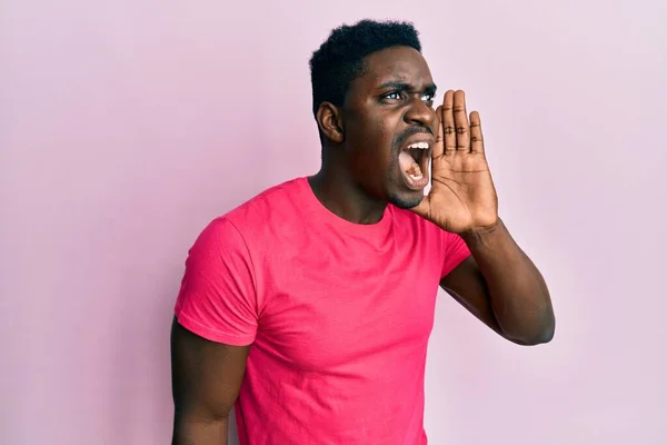 Jóképű Fekete Férfi Alkalmi Rózsaszín Pólóban Kiabál Sikoltozik Hangosan Kézen — Stock Fotó