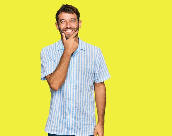 Joven Guapo Con Barba Vistiendo Una Camisa Fresca Casual Mirando — Foto de Stock