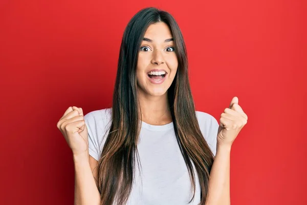 Mujer Morena Joven Con Camiseta Blanca Casual Sobre Fondo Rojo —  Fotos de Stock