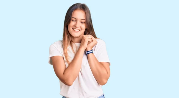 Hermosa Mujer Caucásica Vistiendo Camiseta Blanca Casual Riendo Nerviosa Emocionada — Foto de Stock