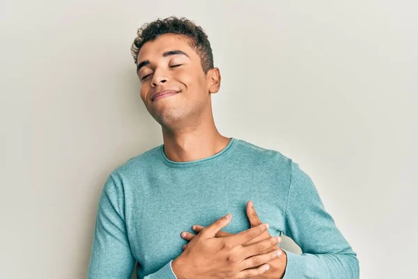 Joven Hombre Afroamericano Guapo Usando Ropa Casual Sonriendo Con Las —  Fotos de Stock