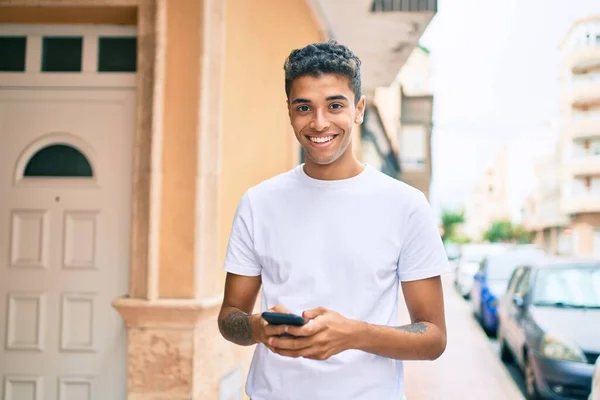 Jonge Latijnse Man Lacht Gelukkig Met Behulp Van Smartphone Lopen — Stockfoto