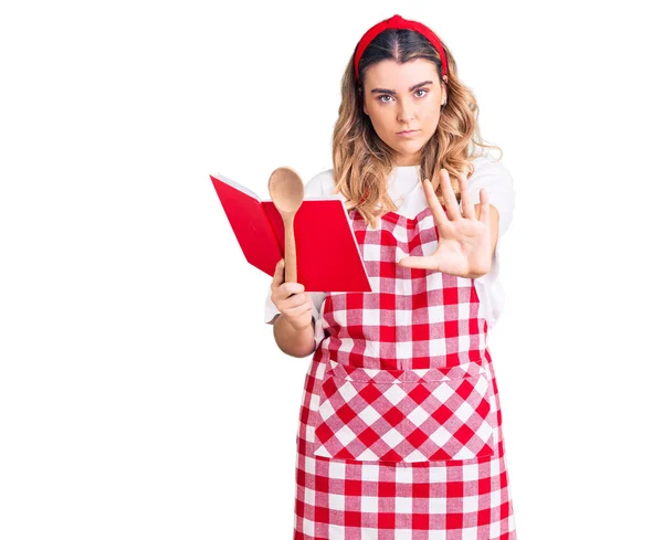 Jovem Mulher Caucasiana Vestindo Avental Segurando Livro Receitas Colher Com — Fotografia de Stock