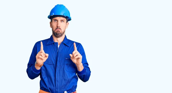 Jovem Homem Bonito Vestindo Uniforme Trabalhador Hardhat Apontando Para Baixo — Fotografia de Stock