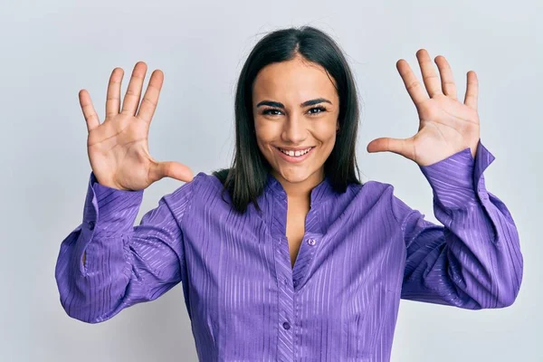 Mujer Morena Joven Con Ropa Casual Mostrando Apuntando Hacia Arriba — Foto de Stock