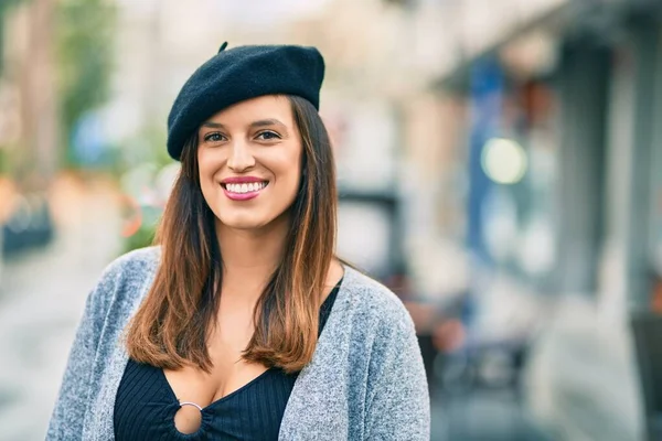 Şehirde Fransız Tarzı Giyinmiş Genç Latin Bir Kadın Duruyor — Stok fotoğraf