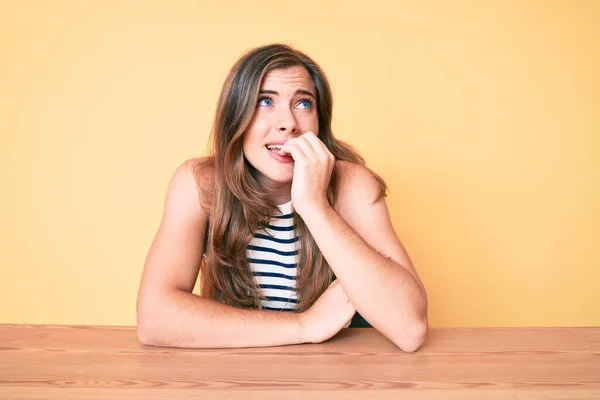 Bella Giovane Donna Caucasica Che Indossa Abiti Casual Seduta Sul — Foto Stock