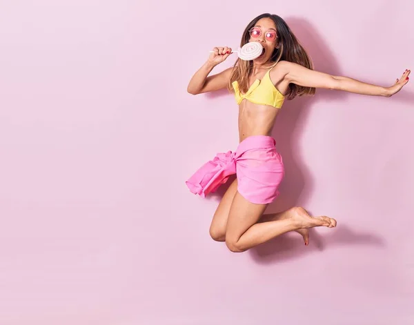 Jong Mooi Meisje Draagt Bikini Een Zonnebril Glimlachend Gelukkig Springen — Stockfoto