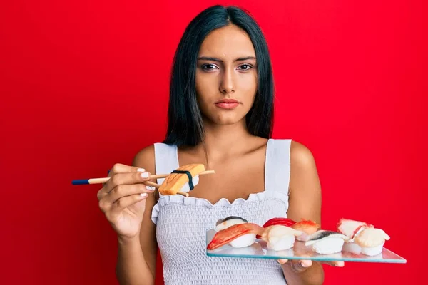 Jovem Morena Comendo Sushi Omelete Usando Pauzinhos Relaxados Com Expressão — Fotografia de Stock