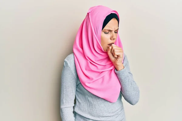 Νεαρή Καυκάσια Γυναίκα Που Φοράει Παραδοσιακό Φουλάρι Ισλαμικής Χιτζάμπ Αισθάνεται — Φωτογραφία Αρχείου