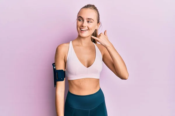 Vacker Blond Kvinna Sportkläder Och Armband Leende Gör Telefon Gest — Stockfoto