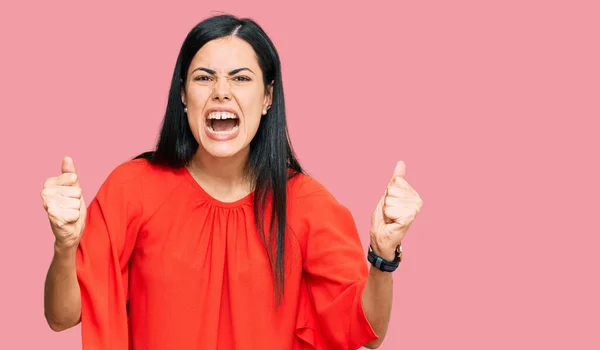 Mooie Jonge Vrouw Casual Kleding Boos Gek Opvoedende Vuisten Gefrustreerd — Stockfoto