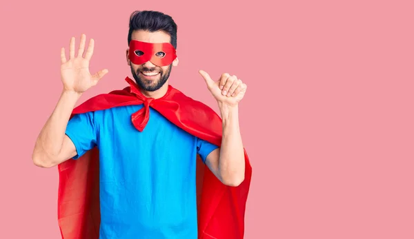 Homem Bonito Jovem Com Barba Vestindo Traje Super Herói Mostrando — Fotografia de Stock