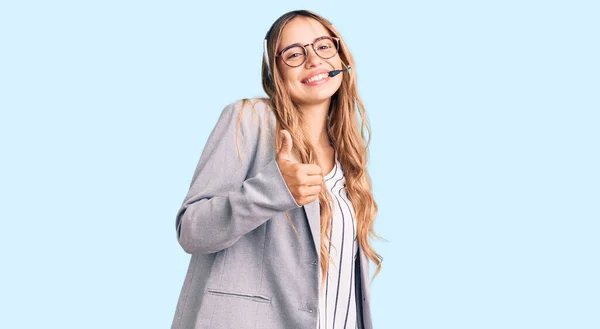 Jovem Mulher Loira Bonita Vestindo Fone Ouvido Agente Call Center — Fotografia de Stock