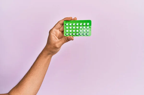 Młoda Latynoska Ręka Trzymająca Tabletki Antykoncepcyjne Odizolowanym Różowym Tle — Zdjęcie stockowe