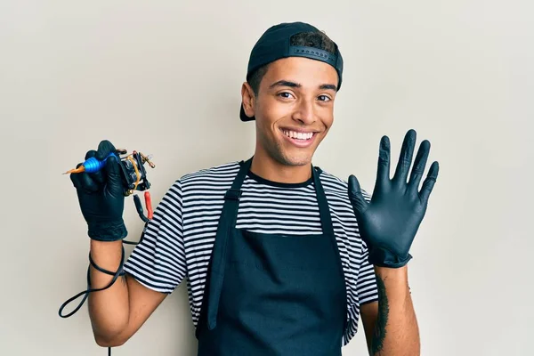 Joven Guapo Afroamericano Hombre Tatuaje Artista Vistiendo Uniforme Profesional Guantes —  Fotos de Stock