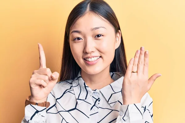 Jonge Mooie Chinese Vrouw Draagt Trouwring Glimlachend Met Een Idee — Stockfoto