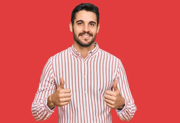 Jonge Spaanse Man Draagt Zakelijk Shirt Succes Teken Doet Positief — Stockfoto