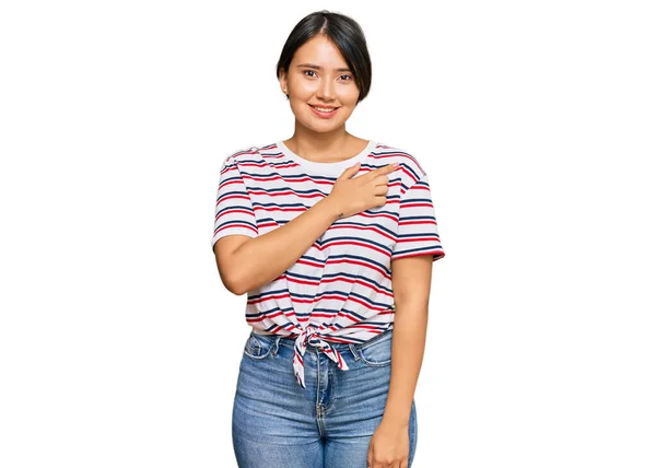 Beautiful Young Woman Short Hair Wearing Casual Clothes Cheerful Smile — Stock Photo, Image