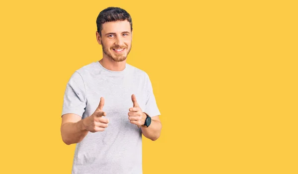 Beau Jeune Homme Avec Ours Portant Shirt Décontracté Pointant Les — Photo