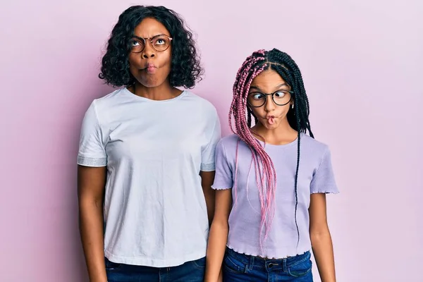 Beautiful African American Mother Daughter Wearing Casual Clothes Glasses Making — Stock fotografie