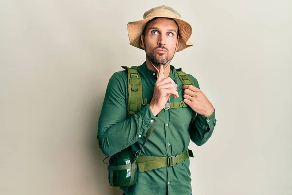 Bel Homme Barbu Portant Chapeau Explorateur Sac Dos Réfléchissant Concentré — Photo