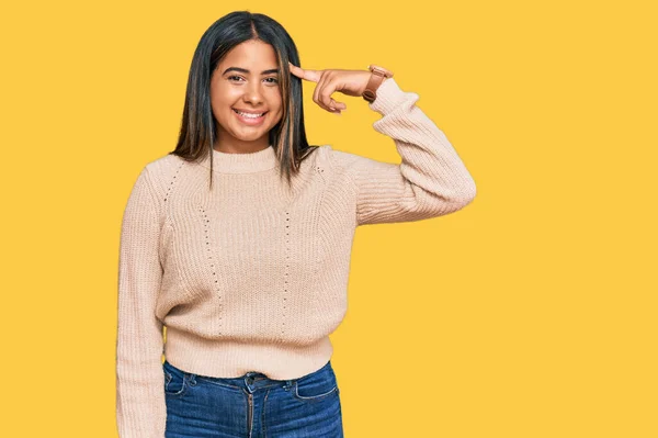 Chica Latina Joven Con Suéter Lana Invierno Sonriendo Apuntando Cabeza —  Fotos de Stock