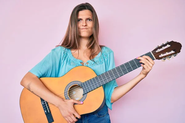 問題のために動揺を眉をひそめて 古典的なギター懐疑的で神経を再生する美しい白人女性 否定的な人 — ストック写真