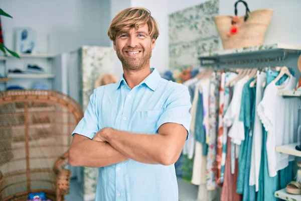 Yakışıklı Beyaz Adam Alışveriş Merkezinde Alışveriş Yaparken Gülümsüyor — Stok fotoğraf