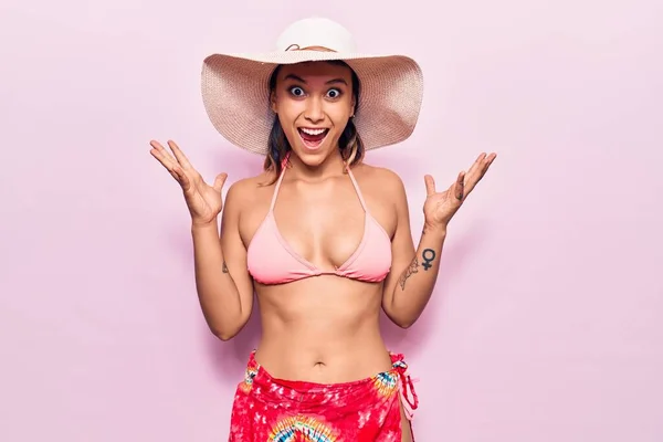 Mujer Joven Con Bikini Sombrero Celebrando Loco Sorprendido Por Éxito —  Fotos de Stock