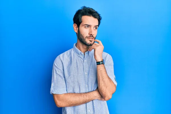 Young Hispanic Man Wearing Elegant Summer Shirt Thinking Concentrated Doubt — Stock Photo, Image
