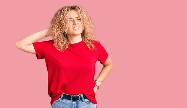 Mujer Rubia Joven Con Pelo Rizado Usando Camiseta Roja Casual —  Fotos de Stock