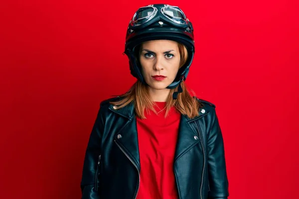 顔に深刻な表現とオートバイのヘルメットを身に着けているヒスパニック系の若い女性 カメラを見ているだけで — ストック写真
