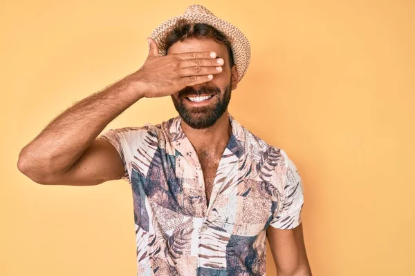 Jovem Hispânico Usando Chapéu Verão Sorrindo Rindo Com Mão Rosto — Fotografia de Stock